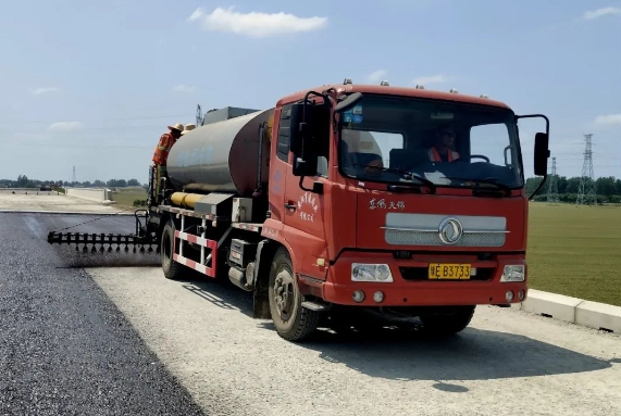 許信高速透層、封層和瀝青下面層試驗段攤鋪圓 滿成功